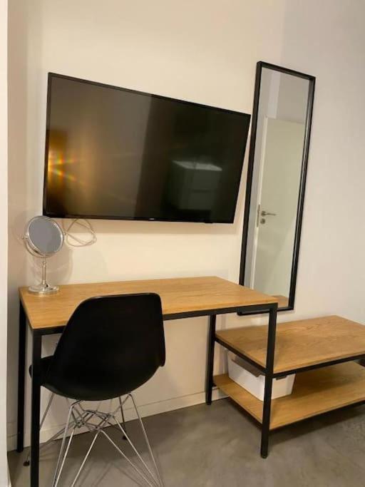 A Place 4U No10 - Garden-Level Getaway 2 Bedroom 2 Bathroom Apartment With Yard Афіни Екстер'єр фото